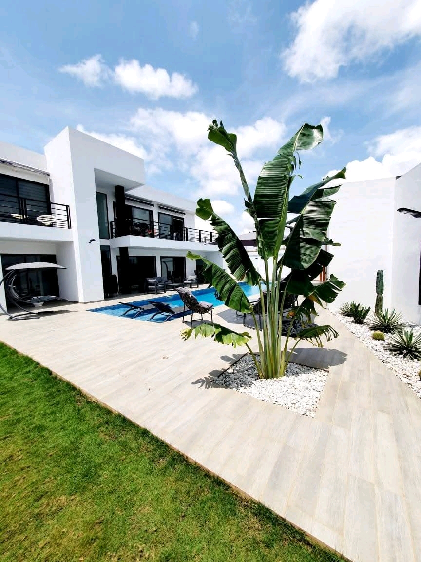 Villa a piscine en vente a lomé zanguera