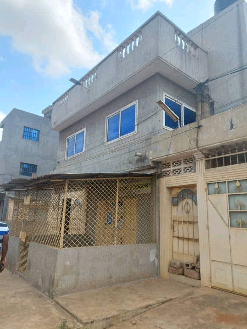 Villa a étage en vente a Lomé agoe la source