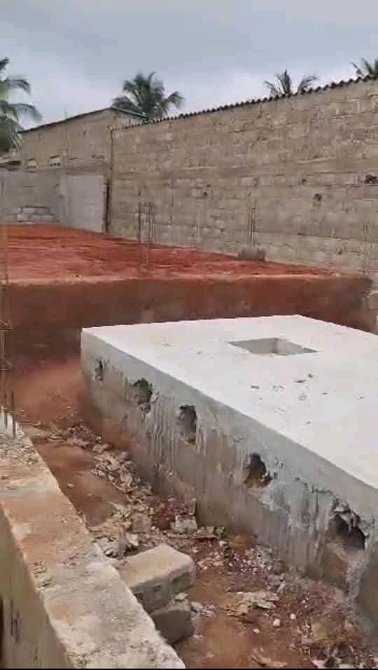 Terrain demi lot carré en vente a lome adidogomé logoté