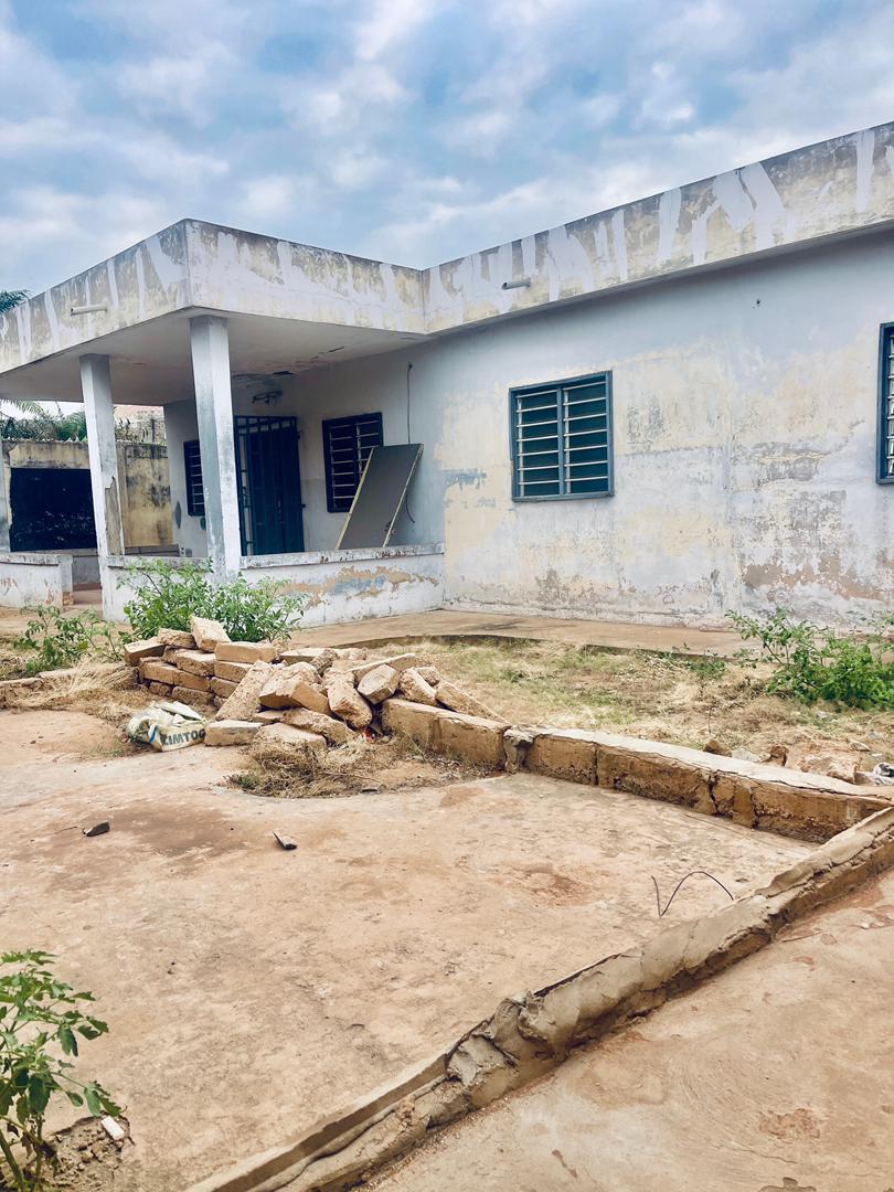 Villa a rénover en vente a Lome togo2000