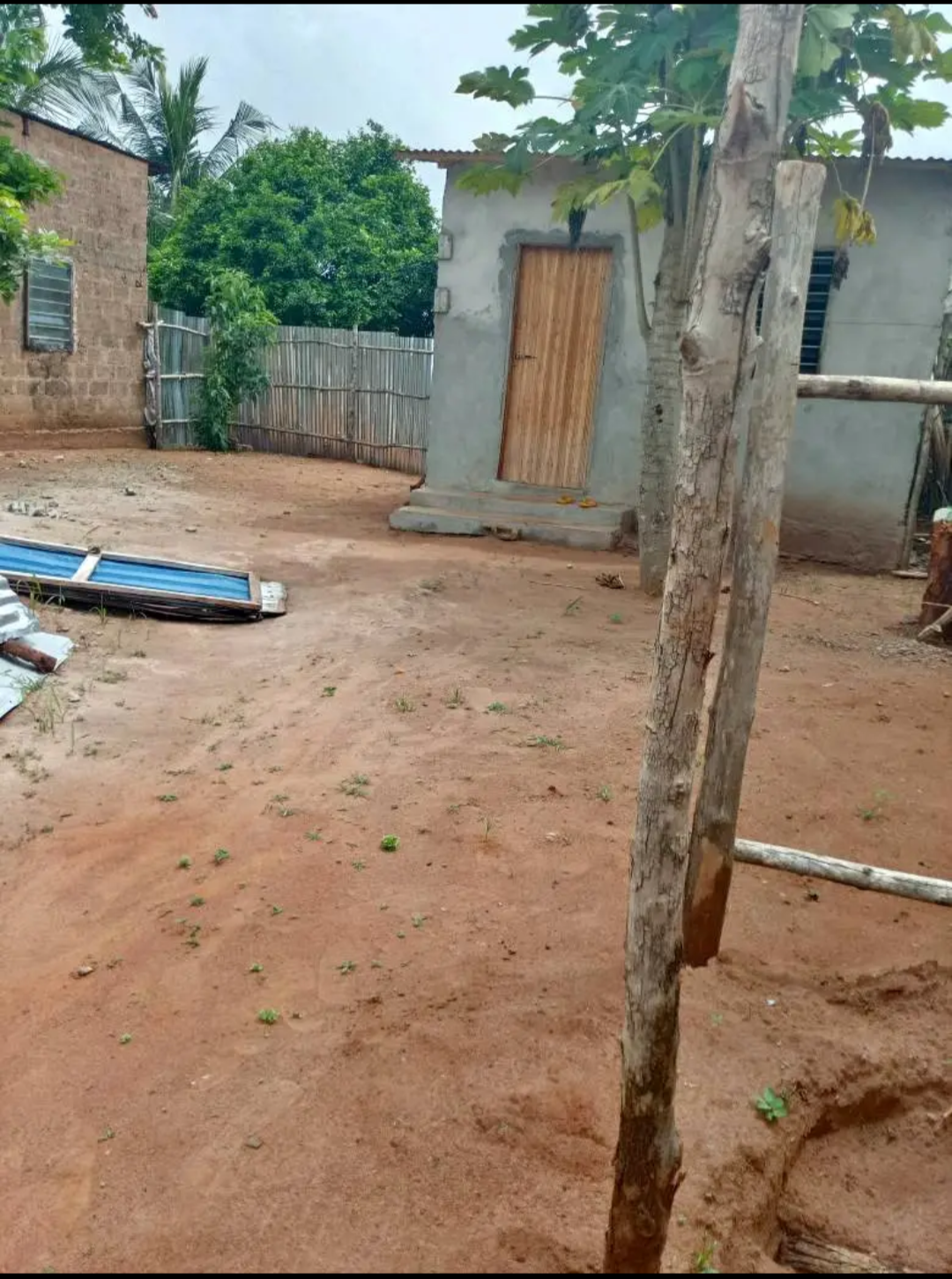 Terrain quart de lot avec piece en vente a Lomé aképédo