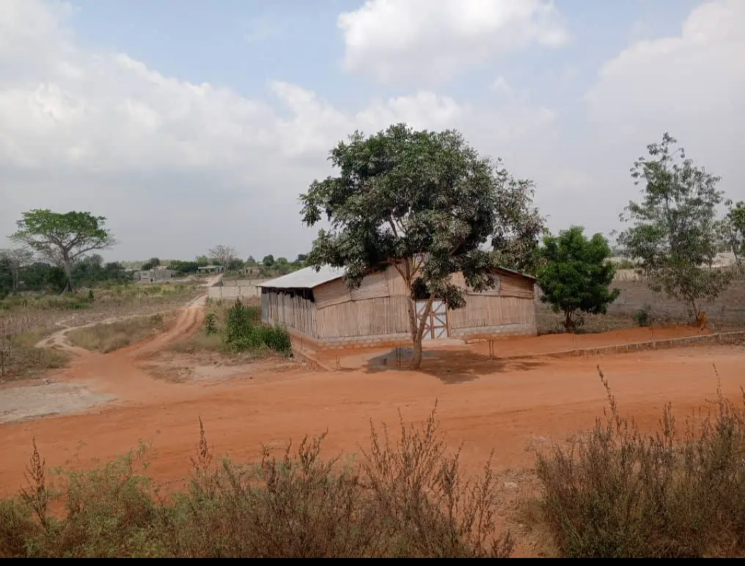 Terrain face goudron en vente a Lomé aképé