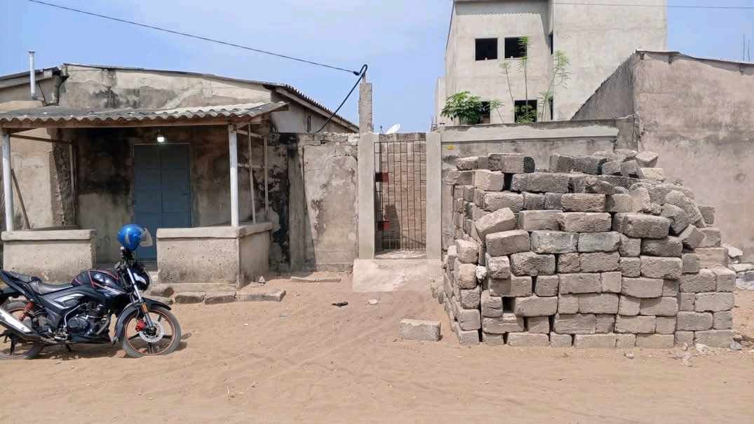 Terrain demi lot avec 4 pièces en vente a Lome baguida avepozo