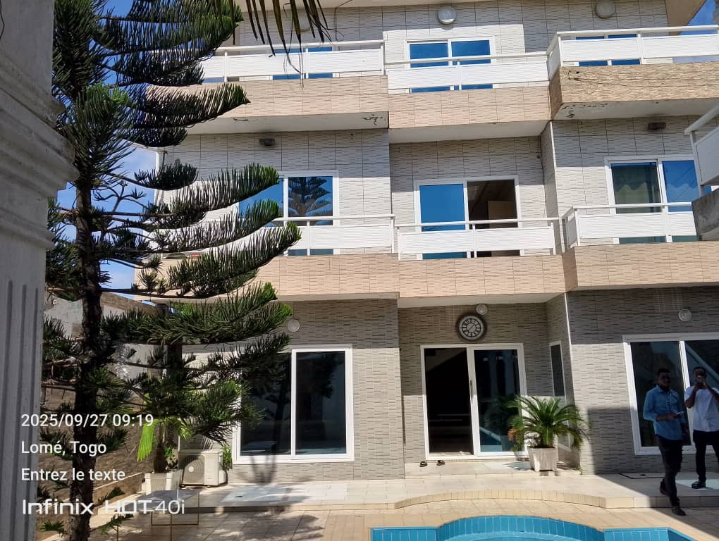 Villa a piscine en vente a lome baguida avepozo