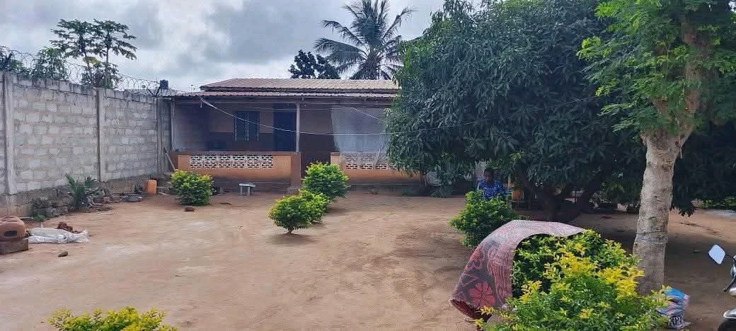 Maison sur un lot en vente a lome zanguera