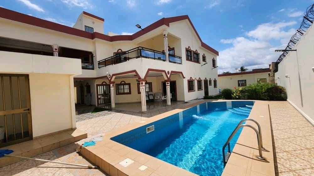 Villa a piscine meublée a louer a lome adidogomé
