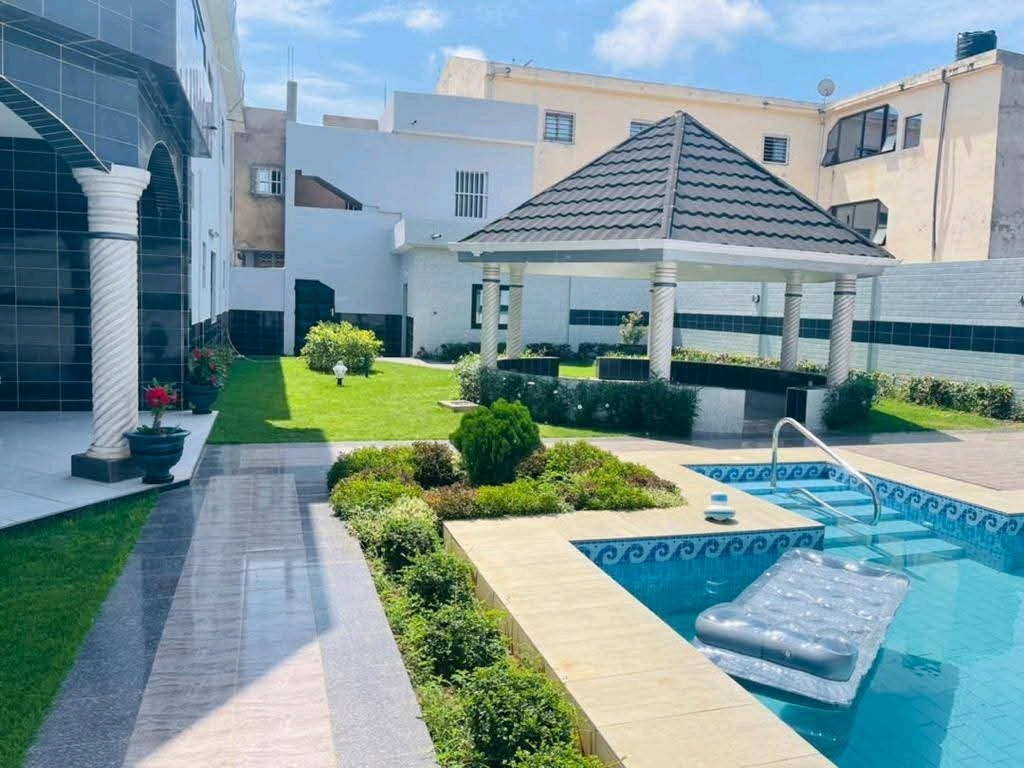 Belle villa a piscine meublée a louer a lomé avenou