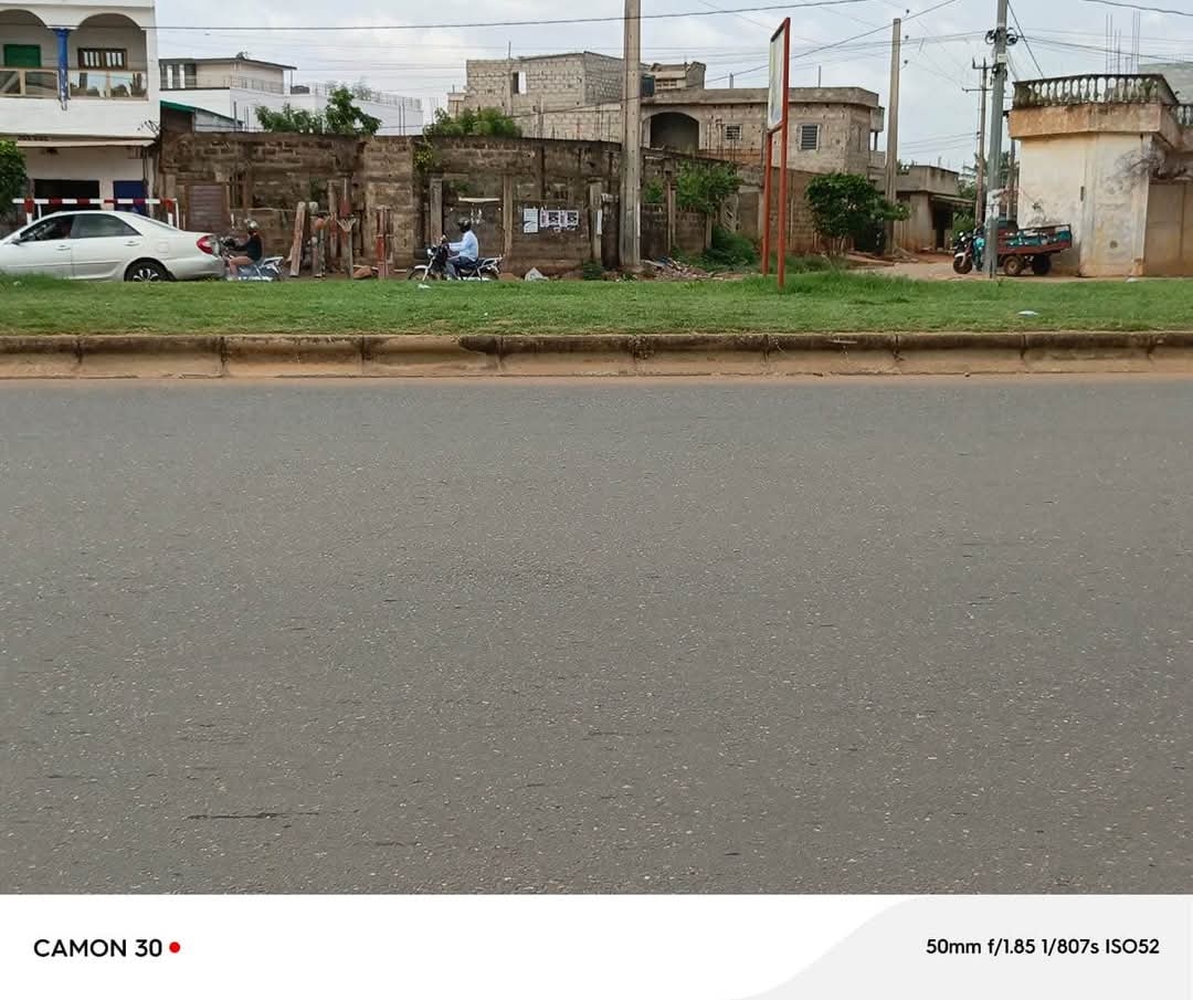 Terrain face goudron en vente a Lomé agoe plateau