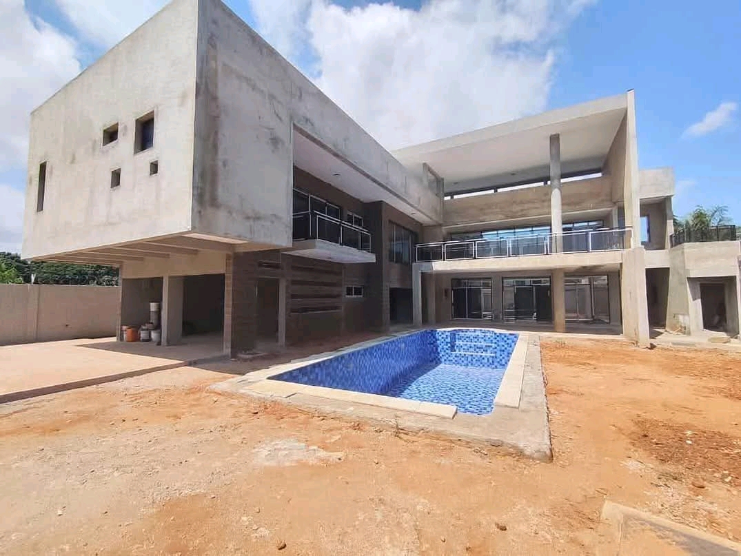 Villa a piscine en vente dans la cité OUA de Lomé