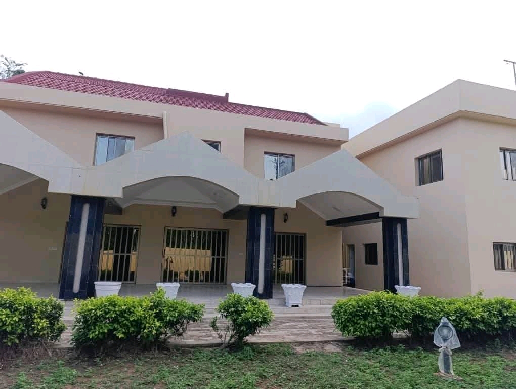 Belle villa a piscine avec terrain de basket a louer a lomé