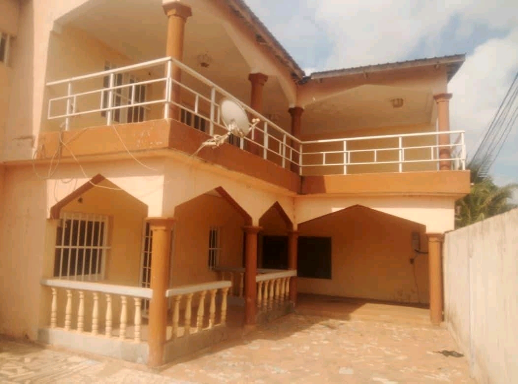 Villa a étage en vente a Lomé adidogomé madiba