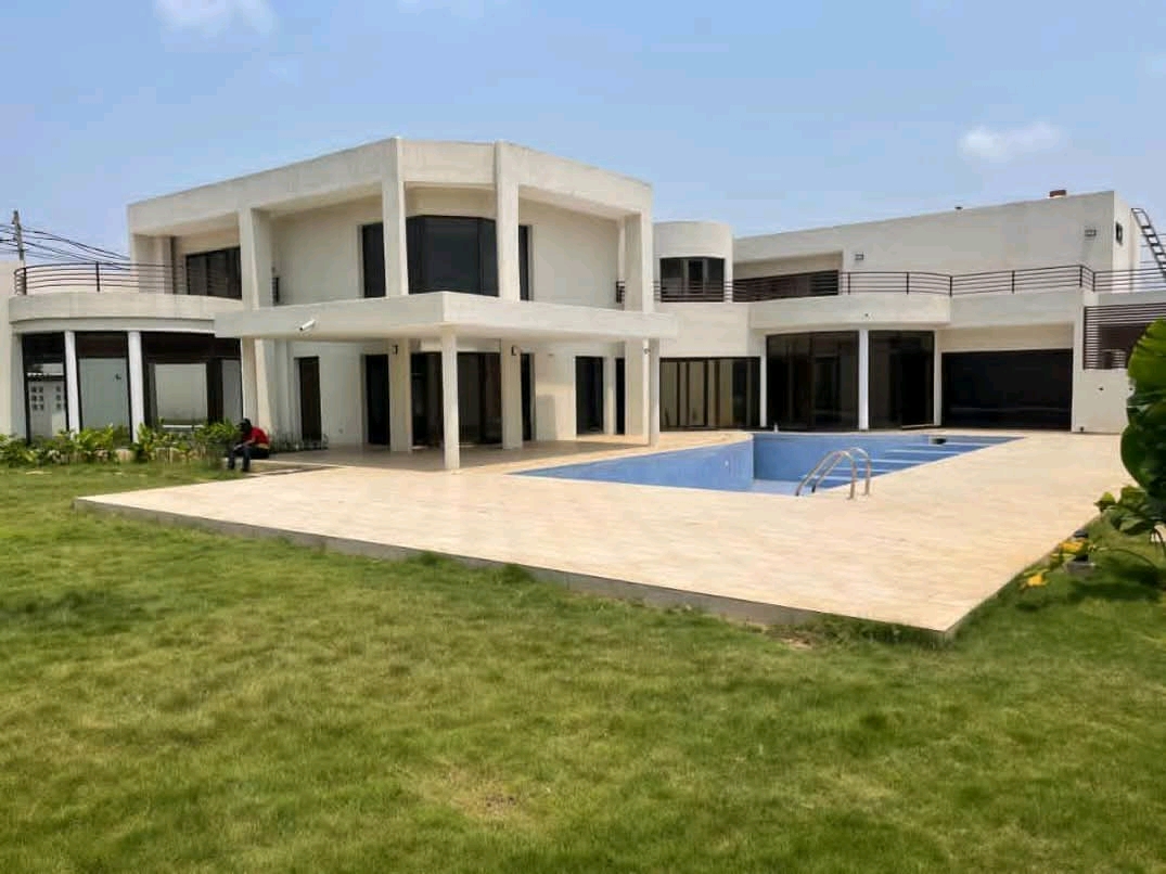 Villa a piscine a louer a lomé