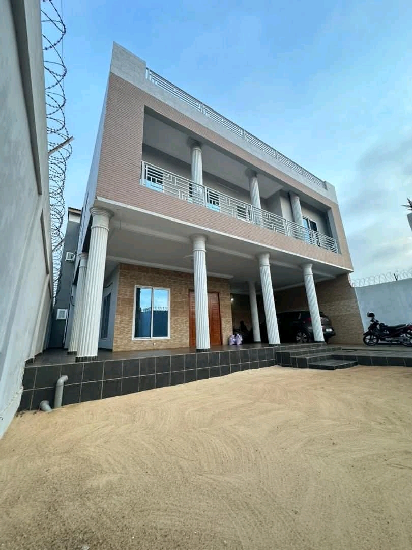 Villa a étage en vente a Lomé agoe atchanvé