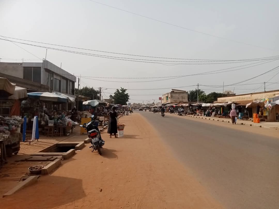 Terrain face goudron a Lomé agoe assiyeye