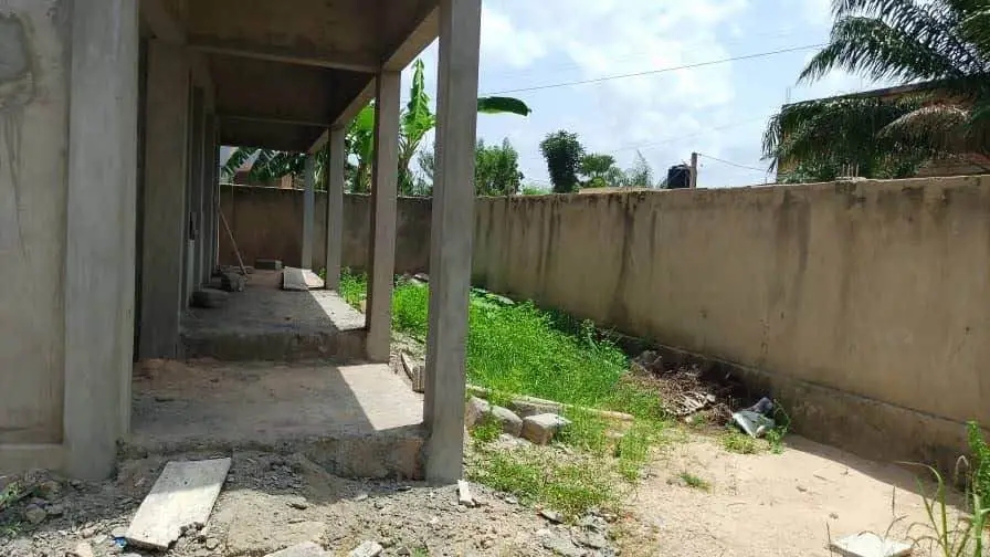 Maison daller inachevée en vente a Lomé adidogomé zanguera
