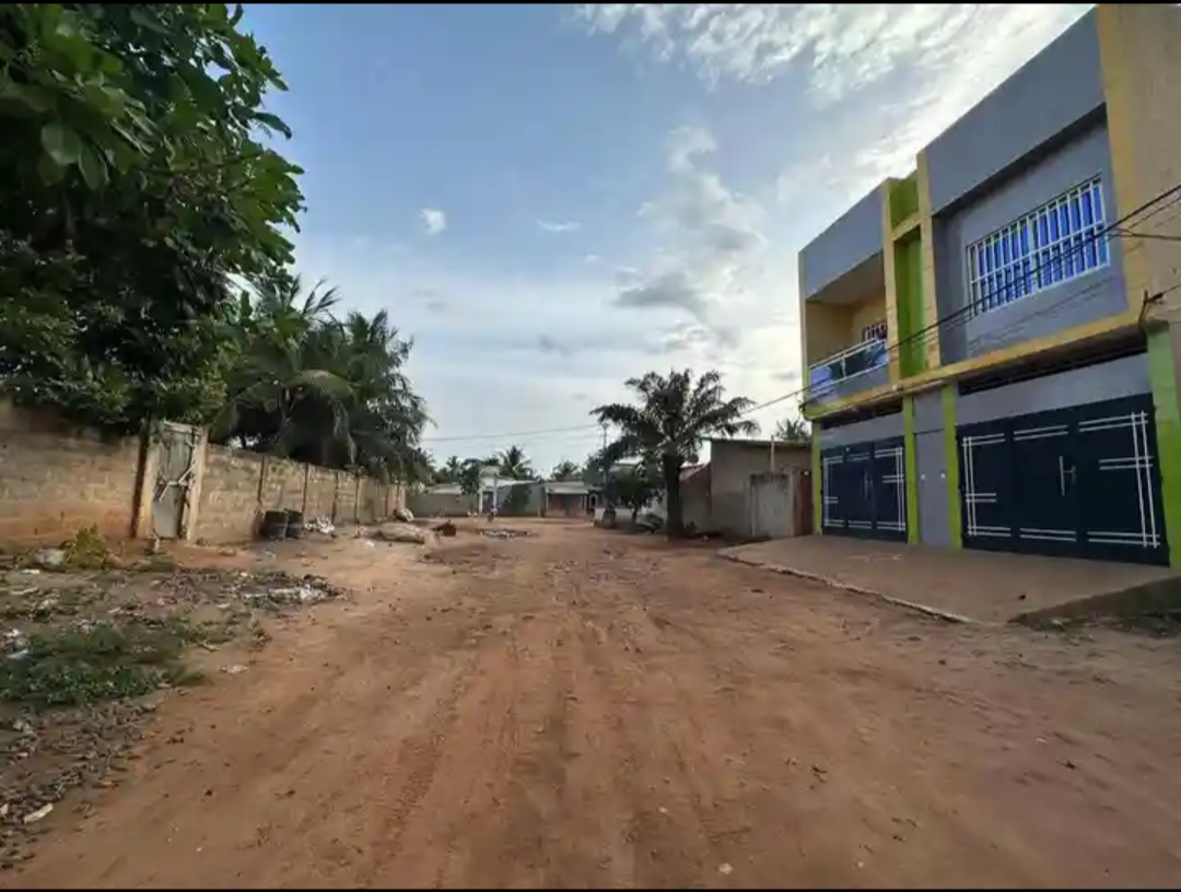 Terrain demi lot en vente a Lomé agoe sogbossito bar izis