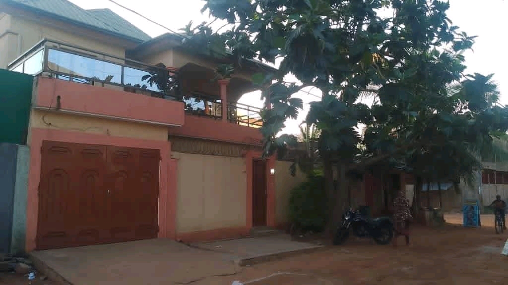 Villa a étage en vente a Lomé agoe sogbossito