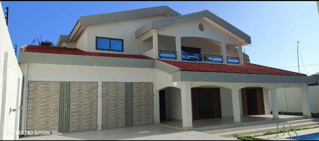 Belle villa piscine en vente a Lomé baguida