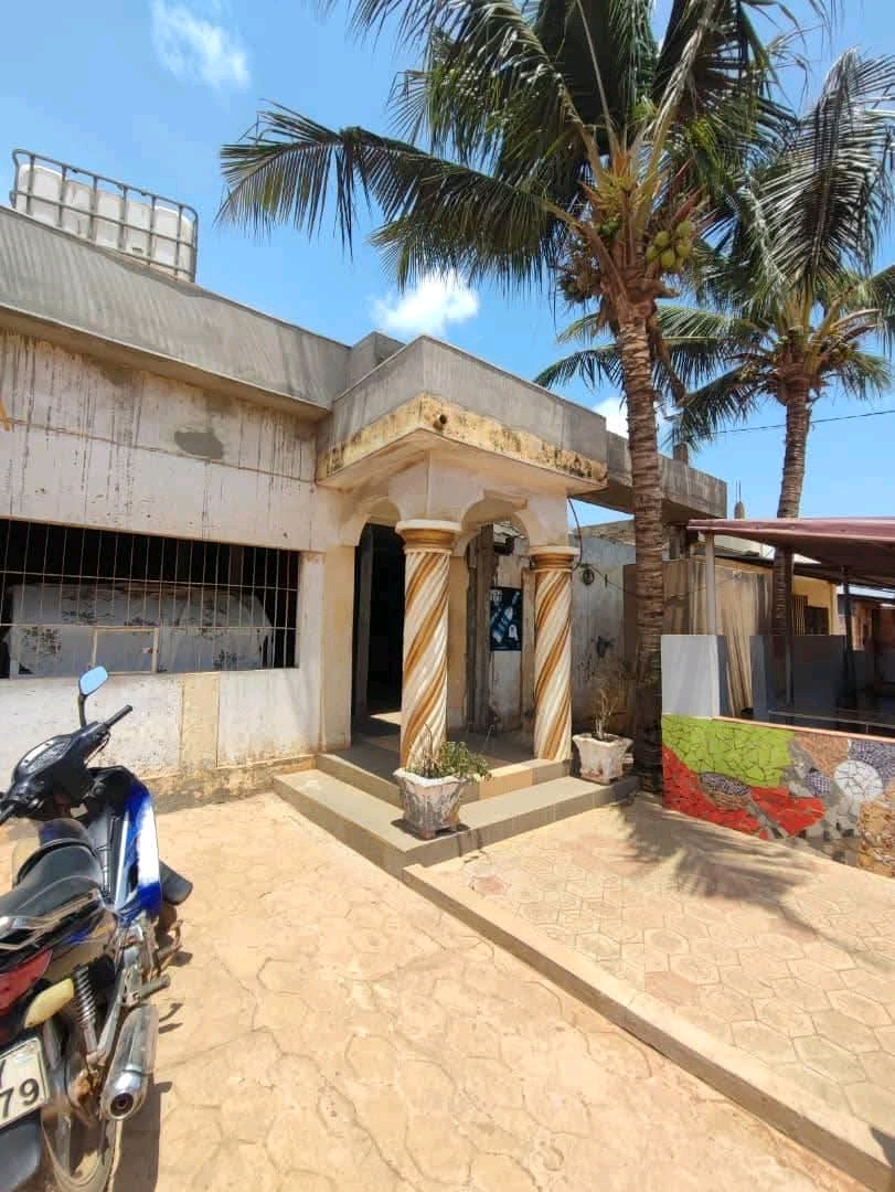 Maison inachevée en vente a lome kegue